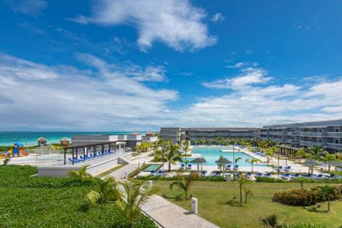 Este resort é all inclusive e português. E fica em Cuba