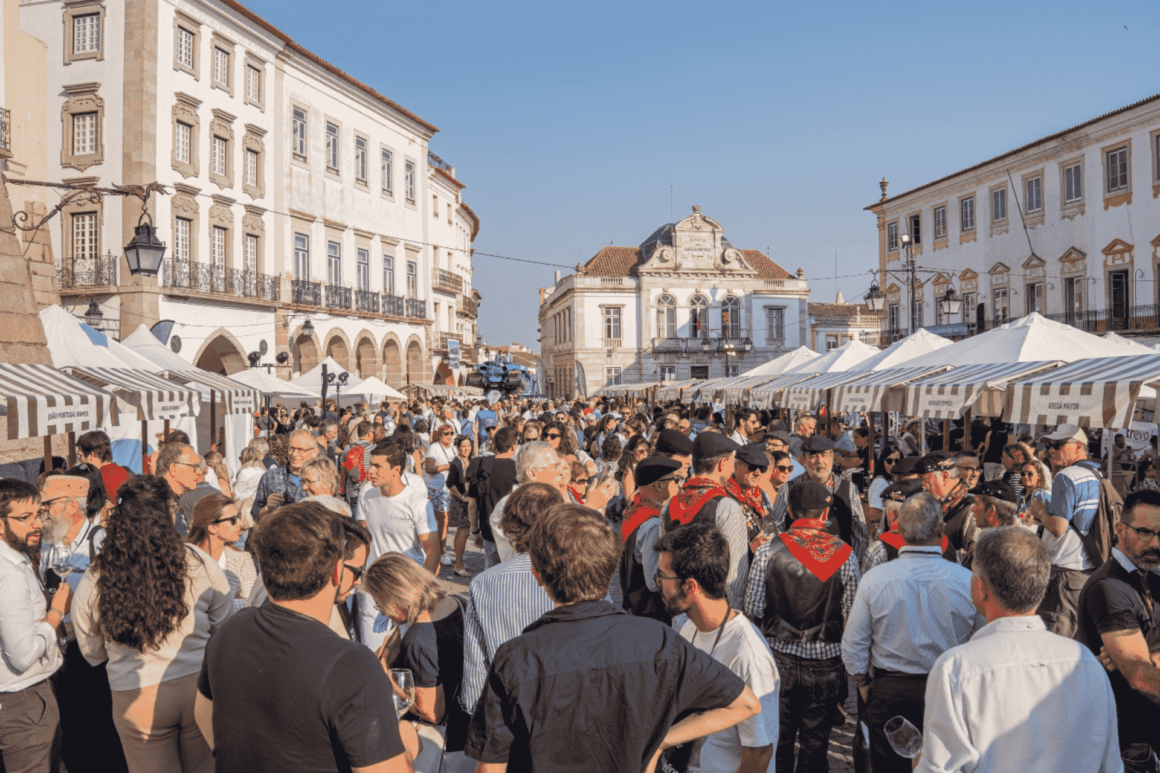 Vinhos descem à Praça do Giraldo