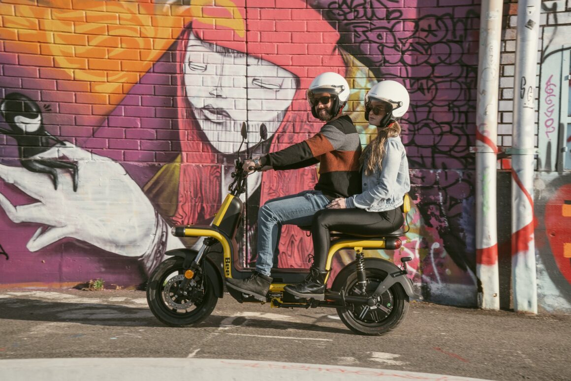 Uma abelha? Não, uma scooter elétrica