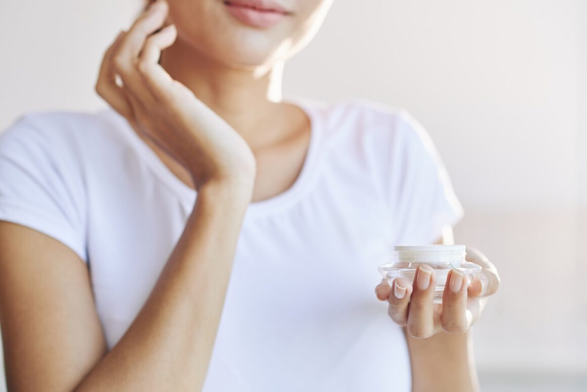 Cuidar da pele nunca é demais. E a boa notícia é que há novidades a chegar ao mercado. Para experimentar. O poder da lama Body Strategist Osmotic Cream Mud é o mais recente lançamento da [comfort zone], trazendo uma fórmula que alia o poder remodelador de uma lama profissional a um creme nutritivo e tonificante. Graças à combinação de argila branca e verde, de magnésio e de cloreto, o resultado é, segundo a marca, uma pele com menos retenção de água e aspeto mais suave. Isto porque as argilas reafirmam os tecidos, enquanto o magnésio e o cloreto de sódio promovem a eliminação do excesso de líquidos e toxinas. A eles junta-se a escina, extraída das sementes do castanheiro da Índia, e que favorece a circulação, a drenagem e a uniformização do tom da pele. Mais recargas A gama de cuidado antienvelhecimento Hyaluron-Filler, da Eucerin, tem agora novas recargas. Assim, o Hyaluron-Filler + Elasticity Cremes de Dia FPS 30 e Noite, e o Hyaluron-Filler + 3x Effect Creme de Dia FPS 30 já podem ser repostos sem a necessidade de comprar um novo frasco. De acordo com a marca, as cápsulas de recarga foram desenvolvidas com 98% de polipropileno renovável e permitem uma redução de 90% no uso de plástico em comparação com os frascos standard. Além disso, oferecem uma poupança de 20% face ao produto standard. A Eucerin recorda que a sua utilização é simples e conveniente: basta inserir as embalagens recarga nos frascos vazios. Para rosto e decote A Dove alargou a sua gama Summer Revived, com o lançamento do autobronzeador para rosto e decote. O novo produto chega em duas tonalidades – medium to dark e light to medium. À semelhança da fórmula para corpo, integra extrato de aloé vera e glicerina, o que, segundo a marca, permite um bronzeado gradual, natural e sem manchas, ao mesmo tempo que hidrata por 72 horas. Na sua composição entram também vitamina C e niacinamida. A Dove recomenda, para melhores resultados, a limpeza e exfoliação da pele antes da primeira aplicação e a utilização continuada da loção autobronzeadora. Cuidado corporal completo A Nivea anuncia dois novos produtos da gama Q10: uma loção sérum energizante e um creme especializado para pescoço e decote. Segundo a marca, respondem às necessidades específicas de quem deseja firmeza, hidratação profunda e uma aparência mais jovem. Assim, no que toca à Q10 Refirmante + Energizante Loção Sérum, é, como o nome sugere, um produto que alia a leveza e rápida absorção de um sérum à hidratação de uma loção. Já o Q10 Refirmante + Anti-Rugas Cremes para Pescoço e Decore foi desenvolvido para o cuidado de áreas onde os sinais do envelhecimento surgem com frequência, mas que, muitas vezes, são negligenciadas. A fórmula combina A10 puro, creatina e provitamina B5, estimulando a firmeza e reduzindo as rugas. Para tons e subtons A Ringana apresenta quatro novas cores do Fresh tinted mosturiser, desenvolvidas para responder às necessidades dos diferentes tons e subtons da pele. Introduzindo fator de proteção solar 30, que ajuda a combater o envelhecimento precoce da pele, esta fórmula combina agentes hidratantes e antioxidantes, como o extrato de goiaba, o extrato de chá-verde e a glicerina. O resultado é um hidratante com cor que confere um tom fresco e natural e protege a pele contra a exposição solar. Mais essencial A linha Isdinceutics, da Isdin, ganha a companhia de dois novos produtos: Essencial Purifier, uma espuma de limpeza, e Essencial Scrub, um gel esfoliante. Estas incorporações somam-se ao óleo de limpeza Essencial Cleasing. No que toca ao gel esfoliante, possui 95% de ingredientes naturais, com destaque para partículas de semente de azeitona mediterrânica, que ajudam a eliminar células mortas; para o extrato de salvia sclarea, que contribui para reforçar a barreira protetora da pele; e para o extrato de flor de lavanda, que protege contra o stress oxidativo. Já a espuma de limpeza, incorpora 86% de ingredientes de origem natural, entre eles extrato de folha de oliveira mediterrânica, com propriedades calmantes; isomerato de sacárido, que proporciona hidratação; e extrato de flor de lavanda, rico em antioxidantes. A pele sabe do que gosta