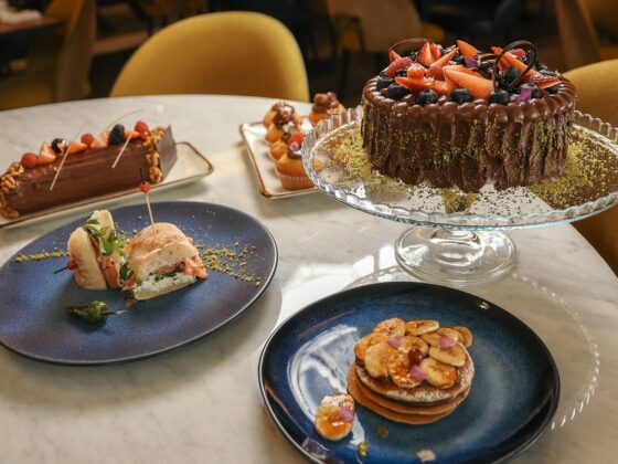 Já sabe onde vai almoçar? Seja brunch ou uma refeição mais convencional, inspire-se nestas sugestões. Brunch ao fim de semana O Hard Rock Café Lisboa propõe um brunch de fim de semana, com uma carta pensada para todos os gostos. Assim, há pratos como o Salmon and Quinoa Powerbowl e o Avocado on Thick Toast, mas também o Classic Breakfast e o Brunch Burger. Da oferta faz também parte o Red Hot Chicken & Waffles, o Smashed Beef Hash e a alternativa vegetariana Vegendary Hash. Não faltam doces, como French Toast & Strawberries e, para os mais pequenos, os Kids Belgian Waffle. Para acompanhar a refeição, é possível escolher a opção Bottomless, que inclui uma seleção de bebidas como Mimosa, Aperol Spritz ou Prosecco. No clube O The Lisbon Club 55, localizado no Verride Palácio de Santa Catarina, em Lisboa, tem um menu de almoço para os dias úteis, criado pelo chef Fábio Alves. Às quintas-feiras destaca-se a Sugestão do Dia do chef, enquanto no resto da semana a proposta muda diariamente, transformando-se, assim, numa surpresa. No entanto, o fio condutor é uma homenagem ao receituário tradicional português, numa lógica de cozinha sem pretensões, assente no sabor, na memória e na qualidade do produto. Para o inverno O Honest Greens adicionou novos pratos às suas propostas para esta estação, ao mesmo tempo que recupera alguns dos seus clássicos. É assim com o baked feta, um queijo feta servido com molho romesco, tomate cereja, tapenade de azeitonas pretas, mel e tomilho, e com o alho-francês inteiro grelhado no carvão. Nas garden bowls estreia-se a bowl pistachio caesar crunch, que inclui quinoa, brócolos, hortelã, salsa, cebola caramelizada, couve-flor roxa, cenoura, couve kale, couve roxa, maçã e pepino e é servida com molho Caesar, dukkah de pistácio, crocante de parmesão e limão. E as protein balls também contam com novas receitas: a orange protein power inclui agora alperce, amêndoa, tâmara, cenoura, coco, laranja, baunilha, curcuma e proteína vegetal; a matcha protein power é feita com matcha, tâmaras, pistácio, amêndoas, chia, baunilha, maçã e proteína vegetal; e a cocoa protein power tem cacau, avelã, tâmaras, batata doce, sésamo, agave, açúcar de coco e proteína vegetal. Para a semana De segunda a sexta, o Mama Shelter Lisboa serve um novo menu de almoço, com pratos reconfortantes, receitas clássicas e sugestões diárias. Entre os pratos fixos, há sabores bem portugueses, como bitoque com molho de cerveja, piano com barbecue, robalinho no forno com arroz de tomate e cozido à portuguesa. Já os pratos do dia, como o nome indica, variam durante a semana. Mas as novidades não se ficam pelo almoço. O restaurante apresenta o Mama Monthly Crush, um menu com um prato único que muda todos os meses e inclui uma welcome drink. Para a gula O Nutella brunch está de volta ao InterContinental Lisbon com um desfile de iguarias de deixar água na boca. Todas as propostas são feitas com o conhecido creme de avelã: cupcakes e travesseiros recheados, tortas e churros, cheesecake de caramelo, verrines que combinam framboesa e Kinder Bueno, um croquembouche e minibolas de Berlim recheadas. O mesmo acontece na estação ao vivo de panquecas, waffles e crepes. Mas, há também propostas salgadas neste brunch, com destaque para a chapata torrada no Josper com burrata trufada, presunto de Parma e rúcula, o pappardelle com frango do campo, tomate seco e saté, e os ovos Benedict Royal. Onde vamos almoçar