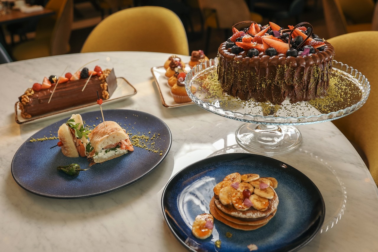 Já sabe onde vai almoçar? Seja brunch ou uma refeição mais convencional, inspire-se nestas sugestões. Brunch ao fim de semana O Hard Rock Café Lisboa propõe um brunch de fim de semana, com uma carta pensada para todos os gostos. Assim, há pratos como o Salmon and Quinoa Powerbowl e o Avocado on Thick Toast, mas também o Classic Breakfast e o Brunch Burger. Da oferta faz também parte o Red Hot Chicken & Waffles, o Smashed Beef Hash e a alternativa vegetariana Vegendary Hash. Não faltam doces, como French Toast & Strawberries e, para os mais pequenos, os Kids Belgian Waffle. Para acompanhar a refeição, é possível escolher a opção Bottomless, que inclui uma seleção de bebidas como Mimosa, Aperol Spritz ou Prosecco. No clube O The Lisbon Club 55, localizado no Verride Palácio de Santa Catarina, em Lisboa, tem um menu de almoço para os dias úteis, criado pelo chef Fábio Alves. Às quintas-feiras destaca-se a Sugestão do Dia do chef, enquanto no resto da semana a proposta muda diariamente, transformando-se, assim, numa surpresa. No entanto, o fio condutor é uma homenagem ao receituário tradicional português, numa lógica de cozinha sem pretensões, assente no sabor, na memória e na qualidade do produto. Para o inverno O Honest Greens adicionou novos pratos às suas propostas para esta estação, ao mesmo tempo que recupera alguns dos seus clássicos. É assim com o baked feta, um queijo feta servido com molho romesco, tomate cereja, tapenade de azeitonas pretas, mel e tomilho, e com o alho-francês inteiro grelhado no carvão. Nas garden bowls estreia-se a bowl pistachio caesar crunch, que inclui quinoa, brócolos, hortelã, salsa, cebola caramelizada, couve-flor roxa, cenoura, couve kale, couve roxa, maçã e pepino e é servida com molho Caesar, dukkah de pistácio, crocante de parmesão e limão. E as protein balls também contam com novas receitas: a orange protein power inclui agora alperce, amêndoa, tâmara, cenoura, coco, laranja, baunilha, curcuma e proteína vegetal; a matcha protein power é feita com matcha, tâmaras, pistácio, amêndoas, chia, baunilha, maçã e proteína vegetal; e a cocoa protein power tem cacau, avelã, tâmaras, batata doce, sésamo, agave, açúcar de coco e proteína vegetal. Para a semana De segunda a sexta, o Mama Shelter Lisboa serve um novo menu de almoço, com pratos reconfortantes, receitas clássicas e sugestões diárias. Entre os pratos fixos, há sabores bem portugueses, como bitoque com molho de cerveja, piano com barbecue, robalinho no forno com arroz de tomate e cozido à portuguesa. Já os pratos do dia, como o nome indica, variam durante a semana. Mas as novidades não se ficam pelo almoço. O restaurante apresenta o Mama Monthly Crush, um menu com um prato único que muda todos os meses e inclui uma welcome drink. Para a gula O Nutella brunch está de volta ao InterContinental Lisbon com um desfile de iguarias de deixar água na boca. Todas as propostas são feitas com o conhecido creme de avelã: cupcakes e travesseiros recheados, tortas e churros, cheesecake de caramelo, verrines que combinam framboesa e Kinder Bueno, um croquembouche e minibolas de Berlim recheadas. O mesmo acontece na estação ao vivo de panquecas, waffles e crepes. Mas, há também propostas salgadas neste brunch, com destaque para a chapata torrada no Josper com burrata trufada, presunto de Parma e rúcula, o pappardelle com frango do campo, tomate seco e saté, e os ovos Benedict Royal. Onde vamos almoçar