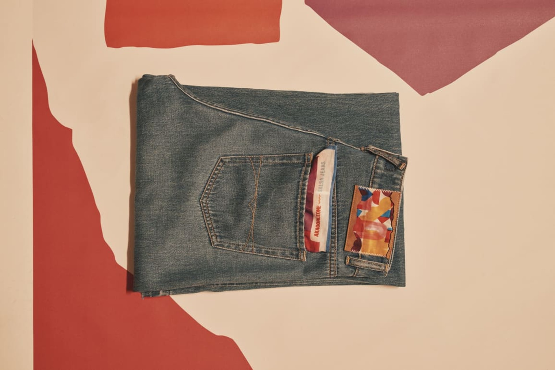 A identidade portuguesa veste denim com arte