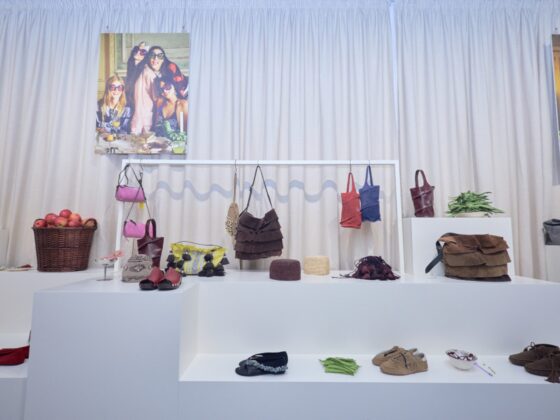A mesa da moda está posta e não faltam maçãs