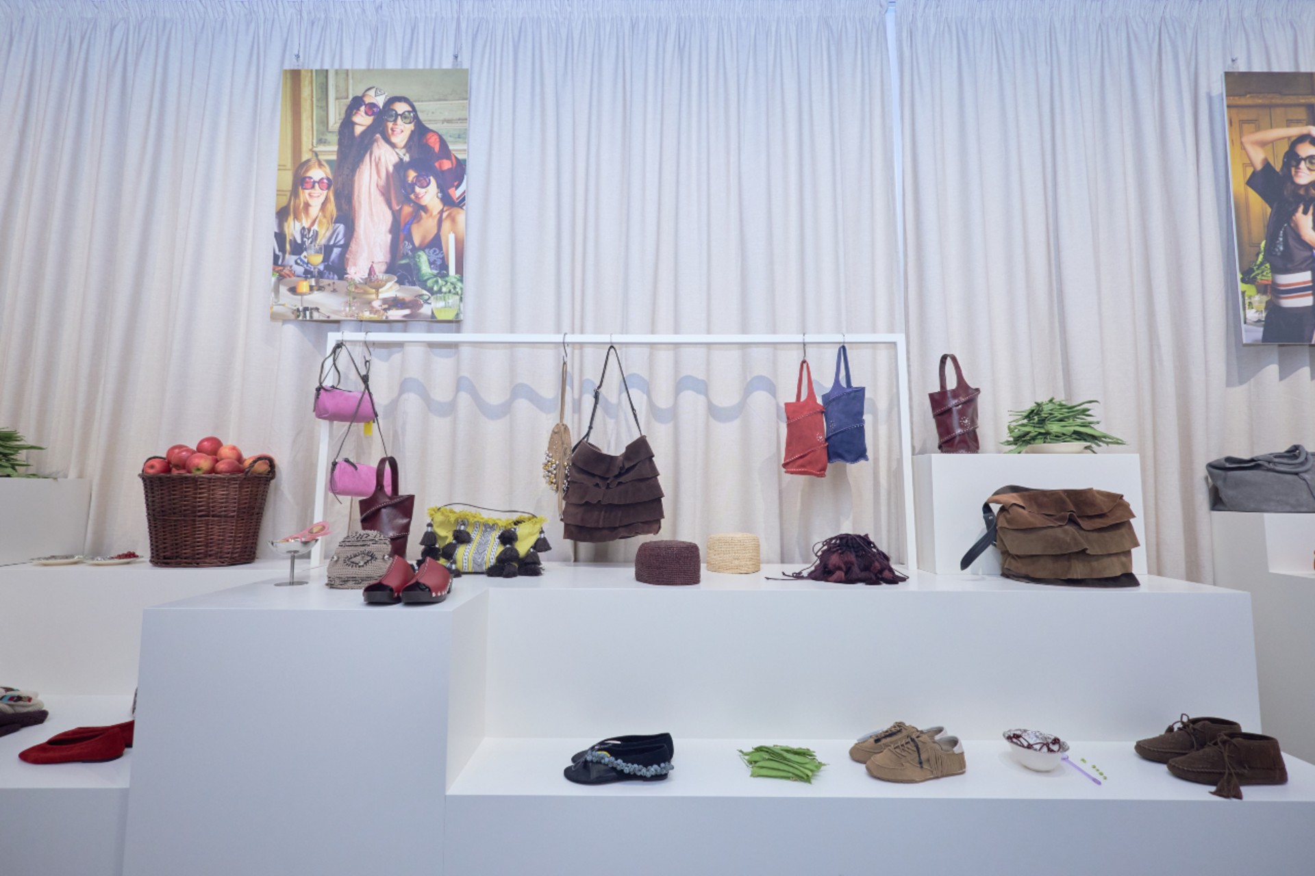 A mesa da moda está posta e não faltam maçãs