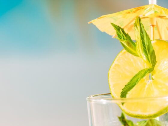 Uma mão cheia de bebidas para refrescar sem álcool