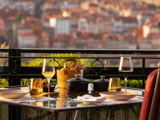 Um hotel, duas esplanadas e a mesma vista sobre o Douro