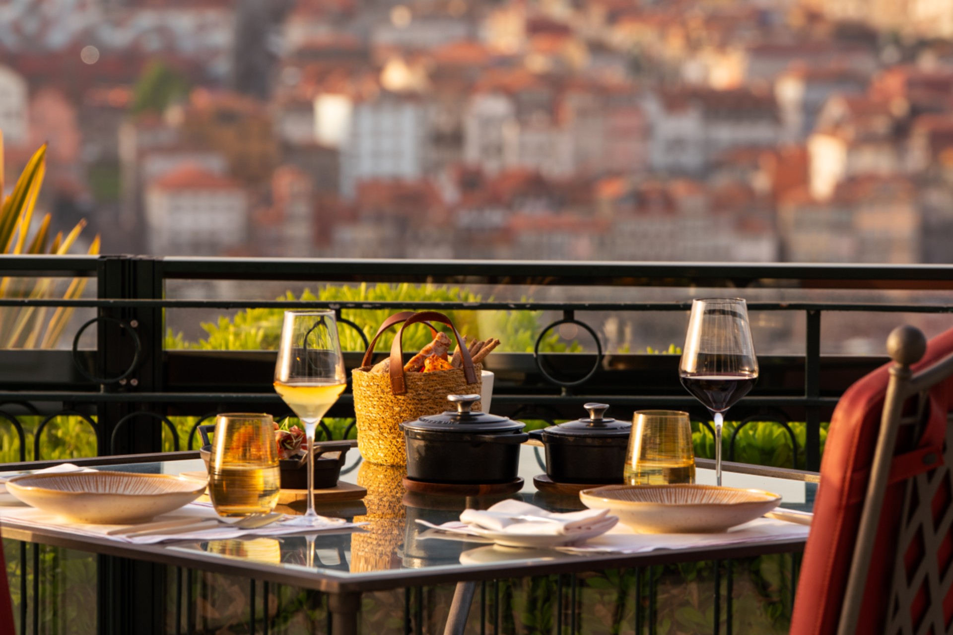 Um hotel, duas esplanadas e a mesma vista sobre o Douro