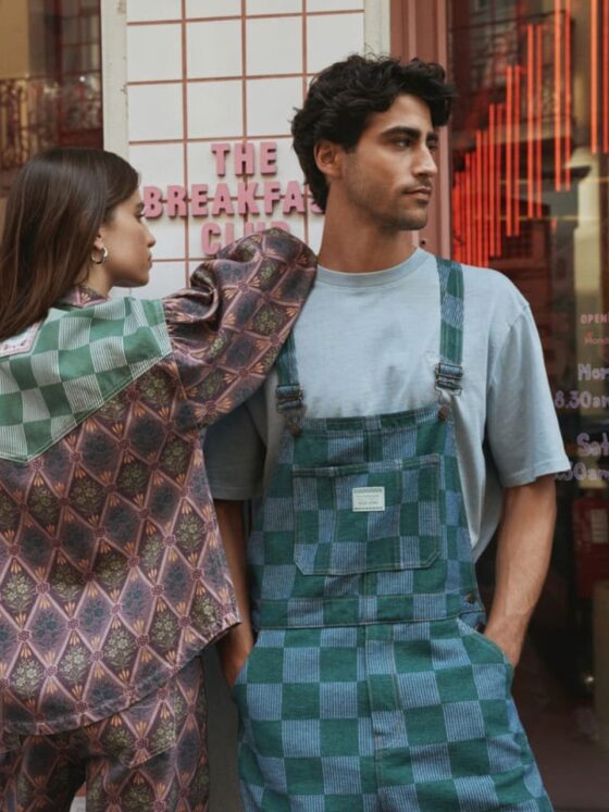 Quando o denim encontra as jardineiras, a cidade chama