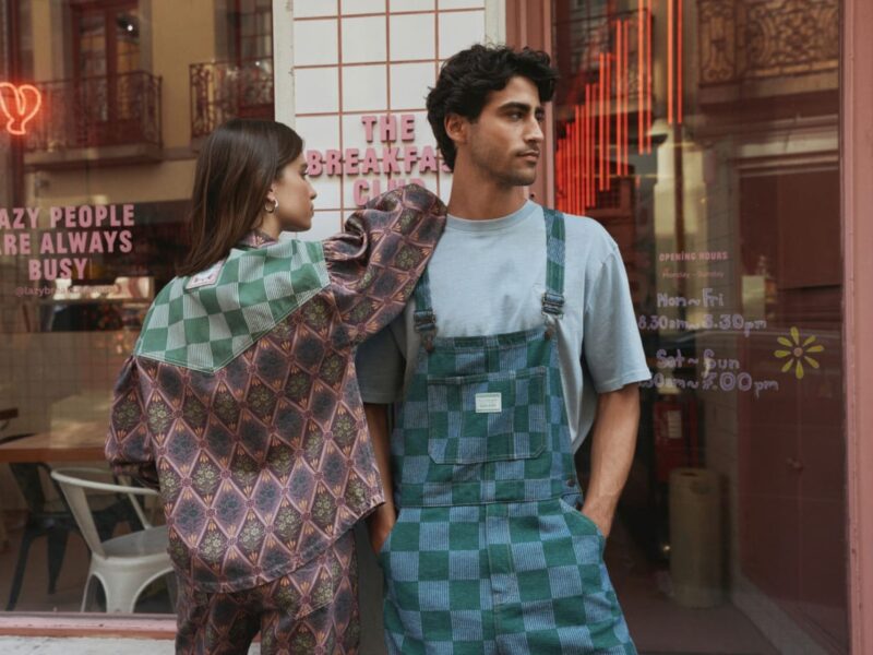 Quando o denim encontra as jardineiras, a cidade chama